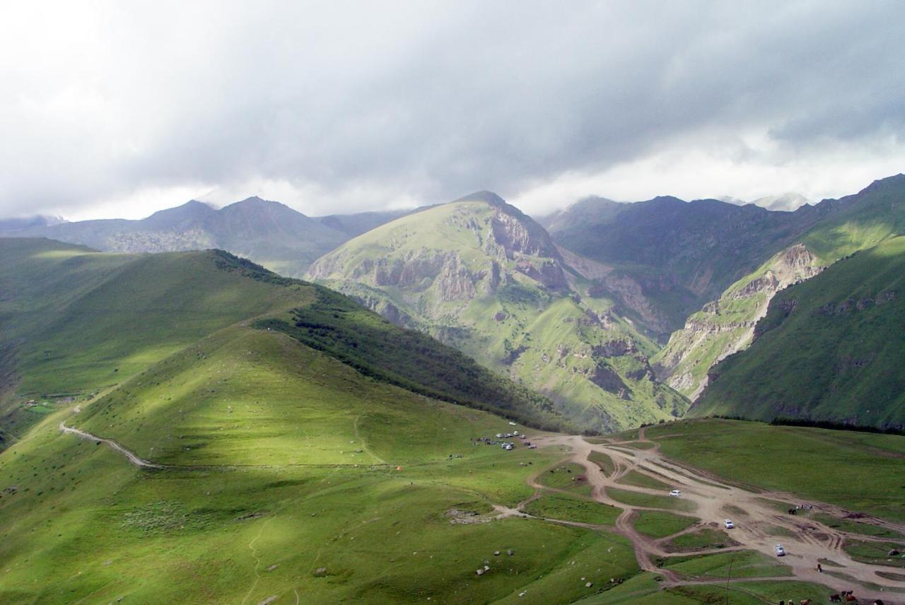 Guest House Sunset Kazbegi Exteriör bild