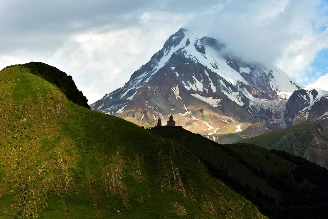 Guest House Sunset Kazbegi Exteriör bild