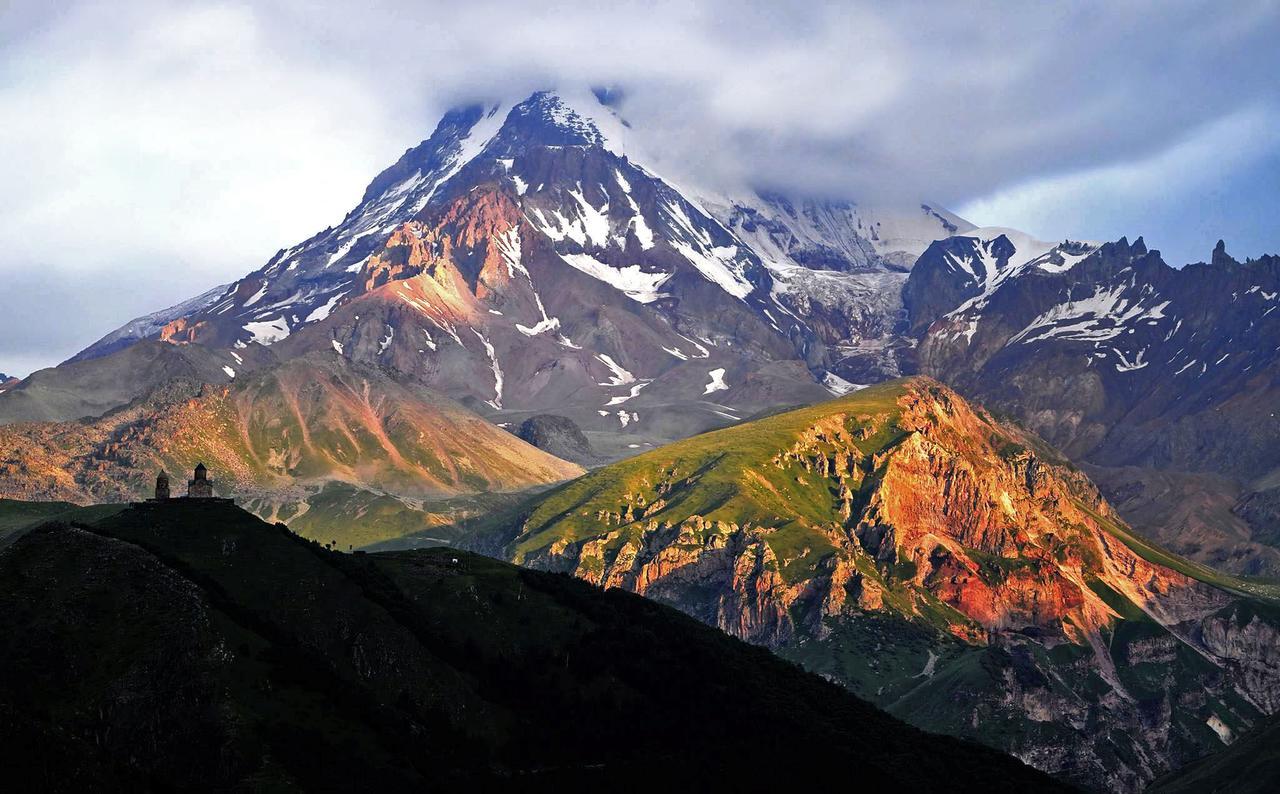 Guest House Sunset Kazbegi Exteriör bild